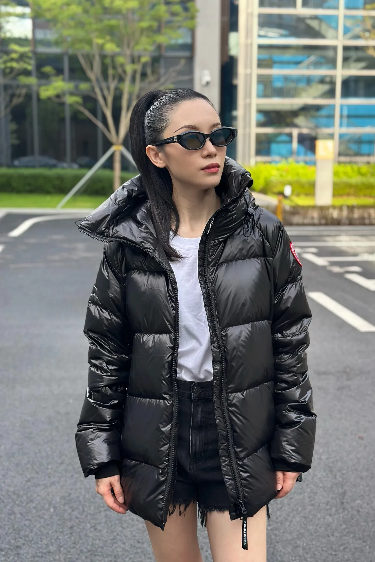 P1060 Big Goose 2239L Women's Puff Bread Jacket [Specially for foreign trade with high quality] Canada Goose Canada Goose Cypress Series Hooded Waterproof, Windproof and Warm Down Jacket Women's The new style of the Cypress series will make you stand out. This down jacket is an ideal winter piece. This style is filled with white duck down. Featuring a thin, channel-filled construction with lightweight fabrics and trim, it feels lightweight and adds warmth. The chin-protecting suede knit stand-up collar is soft and adds comfort. An adjustable down hood with cord closure adds warmth and protection against the elements. The back is designed with the iconic double-stripe black reflective decorative stripes to make you more visible in dim environments. The inner layer has removable elastic straps, making the jacket easy to carry on the shoulder and hands-free. Side zipper gusset dries and breathes when moving. Color: black with red label, silver birch Size: XS-2XL
